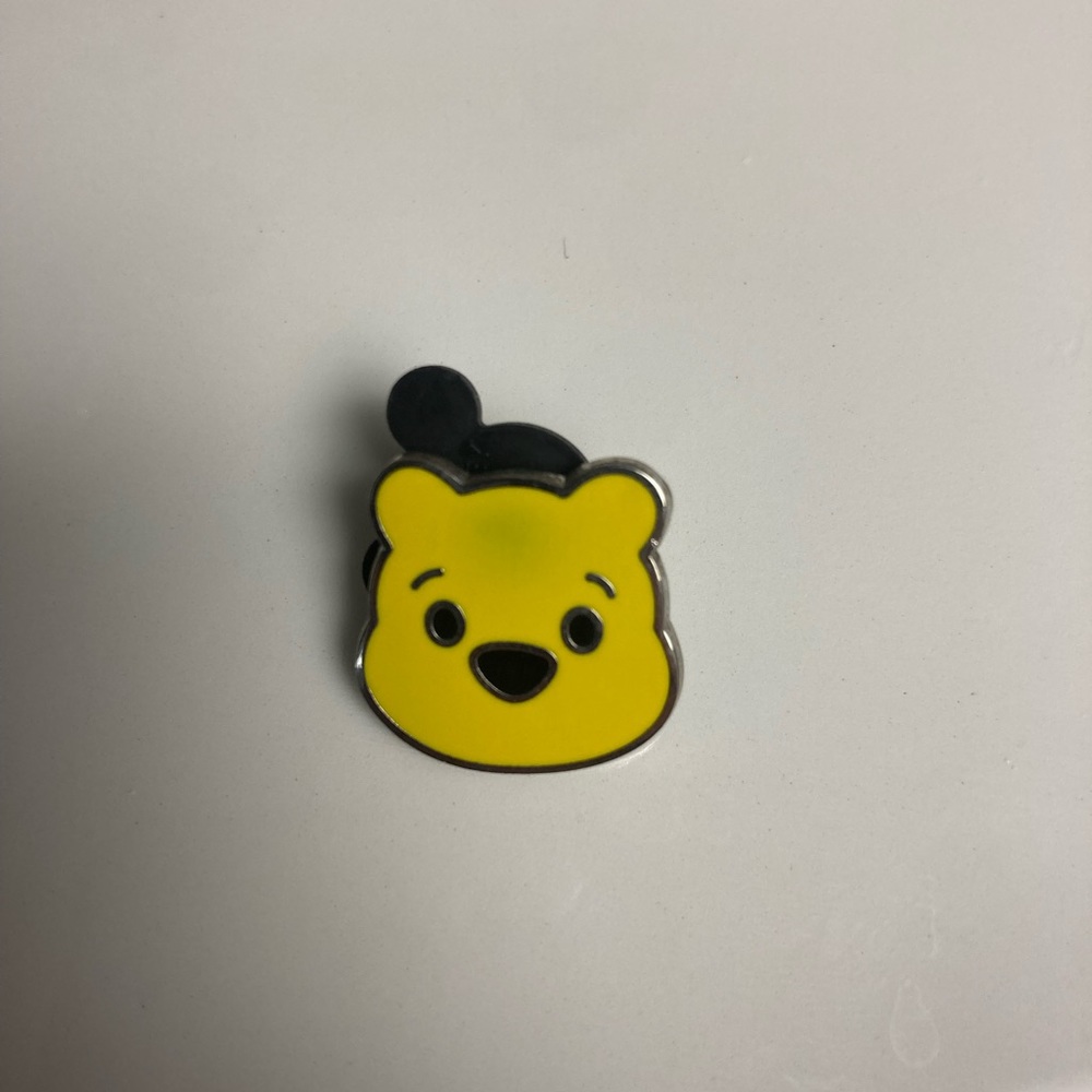 Small Winnie the Pooh Head Pin